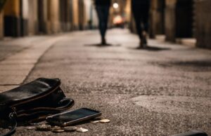 Aggressione a Reggio Emilia: donna di 28 anni resiste a tentativo di rapina Aggressione a Reggio Emilia: donna di 28 anni resiste a tentativo di rapina
