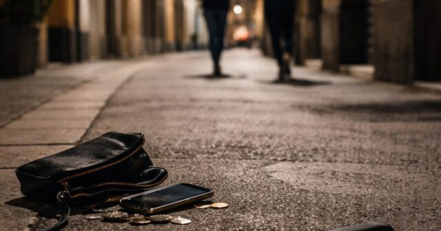 Aggressione a Reggio Emilia: donna di 28 anni resiste a tentativo di rapina