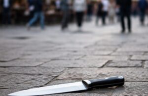 Paura in piazza della Vittoria: uomo armato di coltello minaccia i passanti Paura in piazza della Vittoria: uomo armato di coltello minaccia i passanti