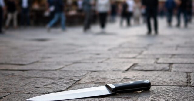 Paura in piazza della Vittoria: uomo armato di coltello minaccia i passanti Paura in piazza della Vittoria: uomo armato di coltello minaccia i passanti