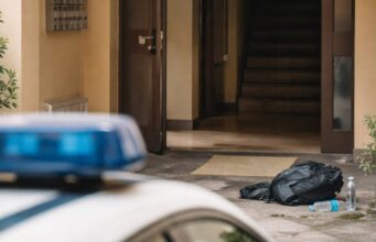 Tragedia a Bologna: deceduto un uomo di 42 anni durante un intervento delle forze dell’ordine Tragedia a Bologna: deceduto un uomo di 42 anni durante un intervento delle forze dell'ordine