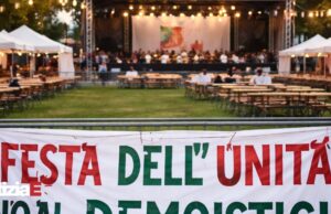 Militanti di Reggio Emilia Tricolore espongono striscione contro la Festa dell’Unità Militanti di Reggio Emilia Tricolore espongono striscione contro la Festa dell'Unità