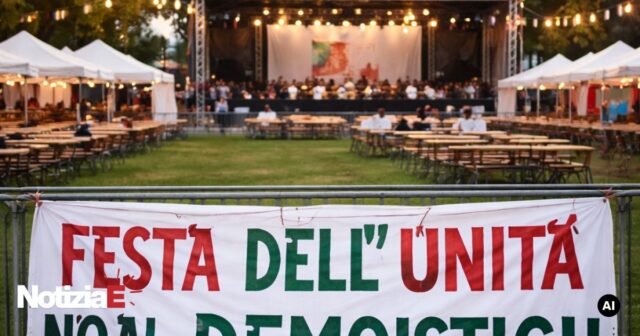 Militanti di Reggio Emilia Tricolore espongono striscione contro la Festa dell'Unità Militanti di Reggio Emilia Tricolore espongono striscione contro la Festa dell'Unità
