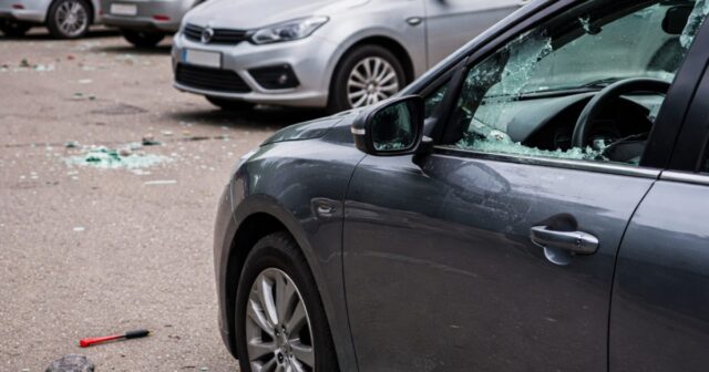 Raid contro le auto in sosta a Reggio Emilia: crescono le denunce Raid contro le auto in sosta a Reggio Emilia: crescono le denunce