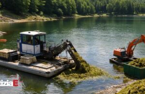 Lago Calamone: avviati i lavori di pulizia del fondale Lago Calamone: avviati i lavori di pulizia del fondale